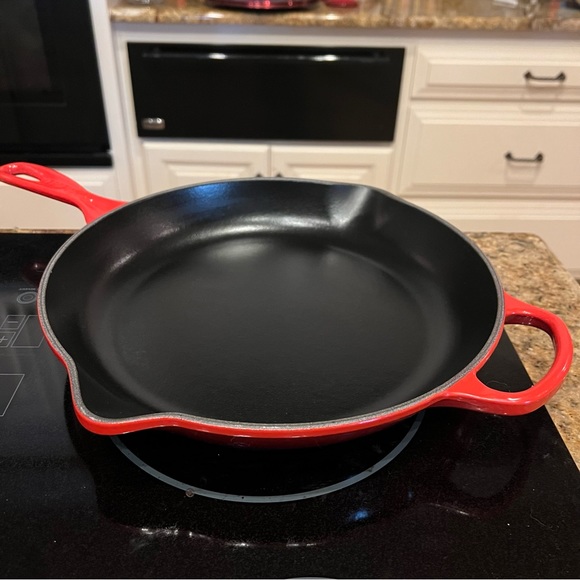 Le Creuset Enameled Cast Iron Signature Iron Handle Skillet - Picture 1 of 3